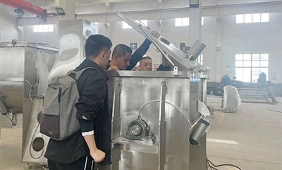مشتری مکزیکی کالاها را در Fangyuan Machinery بازرسی می‌کند - میکسر WLDH{1}}